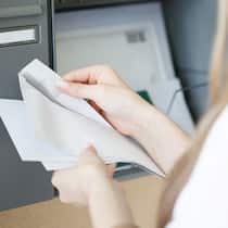 Inkassobüro fordert Geld trotz Konkurs Frau öffnet am Briefkasten einen Brief