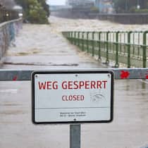 Unwetter: Kann ich meinen Städtetrip absagen? Ein Gehweg entlang eines Flusses in der Stadt Wien ist wegen des Hochwassers gesperrt. Welche Rechte haben Reisende, deren Pläne wegen des Unwetters in Osteuropa über den Haufen geworfen werden?