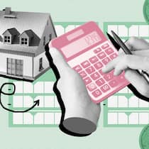 Das kann man für den Unterhalt abziehen Zwei Hände bedienen einen Taschenrechner vor einem Haus und Münzen. Welche Kosten einer Immobilie sich von der Steuererklärung abziehen lassen.