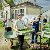 Hier lernen Städter die Kunst der Landwirtschaft Die Tiny Farms Academy, Praxiswochenende in der Schlossgärnerei Teufen, das Farm-Team mit Adèle Garret und Gabriel Köppel, 18. April 2026, Freienstein-Teufen