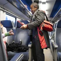 SBB machen Jagd auf Easyride-Schwindler <p>Künftig auch mehr als einmal pro Fahrt: Zugbegleiterinnen sollen überprüfen, ob sich Kunden nach der Kontrolle verbotenerweise aus der Ticketing-App abgemeldet haben.</p>