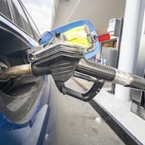 So sparen Sie trotz Rekordpreisen Geld Foto: Sven Thomann, 18.9.2026, Uznach (SG): Ein Auto tankt an der BP Tankstelle in Uznach Diesel. SymbolbildRMS