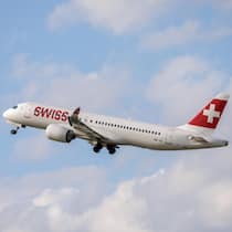 Flug gestrichen? So holen Sie Ihr Geld zurück Foto: Sven Thomann, 20.4.2026, Kloten (ZH): Ein Airbus A220-300 der Swiss International Airlines nach dem Start auf der Piste 28 des Flughafen Zuerich. SymbolbildRMS