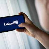 Wie Hacker auf LinkedIn Stellensuchende ausnehmen Photo illustrations in Poland - 04 Sept 2025 In this photo illustration, a LinkedIn logo is seen displayed on a smartphone. Poland Copyright: xMateuszxSlodkowskix/xSOPAxImagesx 20250904SOPAMASL013
imago images 0832453824