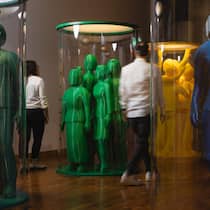 Du auch hier? Sechs Erkenntnisse über viele Menschen auf engem Raum Massen – Foules – Crowds (12.12.25-19.7.26) eröffnet neue Perspektiven auf das Phänomen der Menschenmassen. Das Museum für Kommunikation bringt die Erfolgsausstellung aus Paris in die SchweizMassen – Foules – Crowds © Museum für Kommunik…