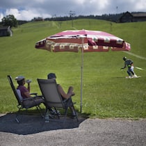 «Euphorie passt nicht zur helvetischen Nüchternheit» Grasskifahrer und ein Paar im Liegestuhl - Wenn Schweizerinnen und Schweizer ihr eigenes Land mit dem Ausland vergleichen, urteilen sie streng. Forscher Markus Freitag meint: Hinter der helvetischen Tiefstapelei steckt eine nützliche Vorsichtstechnik
