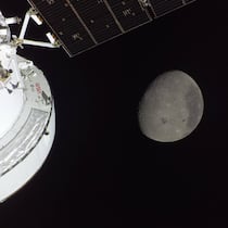 So viel Schweiz steckt in der Artemis-II-Mission April 8, 2026, Orion Capsule, Outer Space: A selfie of the Orion spacecraft taken by an external camera mounted on the solar array as the Artemis II mission approaches the Moon showing on day 6 of the mission around the far side of the moon, April 6,…