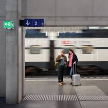 Heute einsteigen, morgen zahlen – was heisst das? Reisende warten auf den Zug an einem Schweizer Bahnhof
