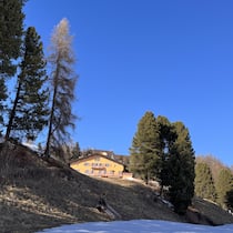 Villa-Pläne von Pro Juventute alarmieren die Aufsicht Chesa Spuondas am Suvrettahang in St. Moritz - Mitten am exklusiven Suvretta-Hang von St. Moritz plant Pro Juventute eine Luxusvilla. Damit sollen zusätzliche Einnahmen generiert werden. Die Stiftungsaufsicht ist alarmiert