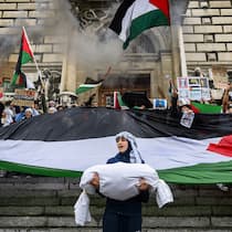 Keine Demos gegen den Krieg – dürfen die Behörden das? Eine Gruppe von Menschen demonstriert am Donnerstag, 19. Oktober 2023 in Lausanne gegen den Krieg in Israel und Palästina.