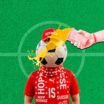 Ein Pipi nach dem Public Viewing kostet 140 Franken Ein Schweizer Fussball-Fan mit Fan-Shirt und -Schal der Schweizer Nati und einem Kopf als Fussball wird mit einem Getränk überschüttet - Vom fiesen Kater über die Bierdusche bis zum Wildpinkeln auf dem Heimweg: An der Fussball-WM gibts Dinge, die danebengehen können. Der Beobachter zeigt, wie Sie diese sechs Fettnäpfchen vermeiden.