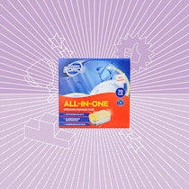 Spülmaschinen-Caps im Test – diese Produkte glänzen wirklich Collage Beobachter Best of Test Geschirrspültabs Produktbild Aldi Power Force All-In-One Quelle: https://www.test.de/Geschirrspuelmittel-Multitabs-im-Test-4840806-detail/320000040700!0008-00/