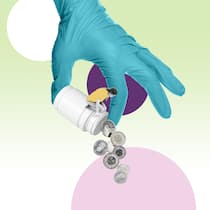 «Es ist ein Irrsinn, 28 von 30 Tabletten einfach wegzuwerfen» Illustration mit Tablettenpackung und Münzen - Eine Frau muss im Vorfeld einer Darmspiegelung zwei Tabletten eines abführenden Medikaments einnehmen. Die Tabletten gibts aber nur in der 30er-Packung. Der Rest landet im Abfall