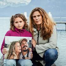 Ihr Leben zerfiel in tausend Stücke Andrea Huber mit ihrer Tochter Malena, die ein Foto mit dem verstorbenen Vater hält