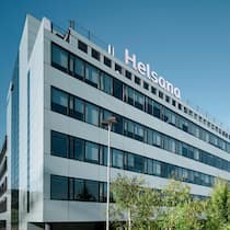 Diese Krankenkassen-CEOs kassieren eine Million Helsana Hauptsitz_Ansicht_Norden - Bei drei Krankenkassen kassieren die Bosse inzwischen ein Millionensalär. Das Parlament will die Löhne deckeln, kann die Exzesse aber trotzdem nicht verhindern