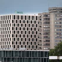 Gelähmte kämpft seit 22 Jahren mit dem Inselspital Bern Sicht auf das Inselspital; Schwere Fehler am Inselspital Bern Schlaganfall-Patientin wartet seit 22 Jahren auf Genugtuung Ursula Lüthi ist halbseitig gelähmt. Das Inselspital wurde deswegen zweimal verurteilt – zögert die Sache aber weiter hinaus.
