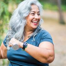 So kommt das Gewicht wieder in Balance Ältere übergewichtige Frau beim Sport im Freien