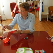 Zwei Familienmodelle prallen aufeinander Vater mit zwei Kindern