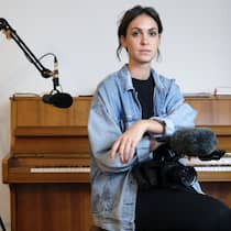 «Ich filmte Grandpa über 100 Stunden» Anna Fersztand sitzt vor einem Klavier mit ihrer Kamera auf den Knien.