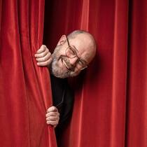 «Manchmal bin ich müde. Zum Glück nie lange» Richi Küttel schaut zwischen zwei roten Vorhängen in die Kamera. Leere Lesungen, geschlossene Theater, abgesagte Konzerte – doch der St. Galler Kulturvermittler Richi Küttel ist zuversichtlich.
