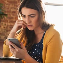 Wenn die Arbeit zu Hause weitergeht Angestellte checkt Mails in der Freizeit