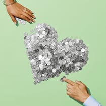 Fair bleiben, wenn die Liebe weg ist Ein Haufen mit Geldmünzen in einer Herzform liegt in der Mitte einer grünen Oberfläche. Eine feminin wirkende Hand nimmt von oben ein paar Münzen weg. Von unten macht eine männliche Hand dasselbe.