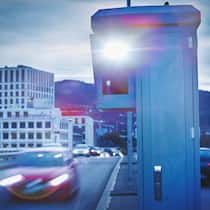 Irrtümer rund um Temposünden Auto rast mit hoher Geschwindigkeit auf der Strasse und wird geblitzt.