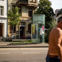 Das Crack in unserem Quartier Mann oben ohne vor Telefonkabine auf dem Erasmusplatz in Basel. Drogenkrise Das Crack in unserem Quartier Im Sommer 2023 blickte die Schweiz in den Abgrund einer neuen Drogenepidemie. Ein Jahr später scheint sich die Lage beruhigt zu haben. Ein Augenschein in Basel.