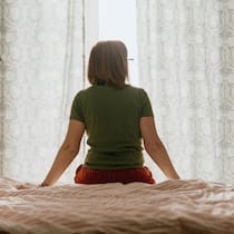 Bundesgericht zwingt Hausfrau in Billigjobs Frau sitzt auf einem Bett und schaut aus dem Fenster - Eine Frau hat sich fast zwei Jahrzehnte um Haus und Kinder gekümmert. Unterhalt bekommt sie nach der Scheidung aber nur sechs Monate lang