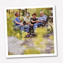 Altersheim publiziert Werbung mit einem Toten Bild von Ruedi Madl und Familie - Drei Generationen auf einem Bild vereint, das passt fürs Infomaterial, sagt man sich in einem Pflegezentrum. Doch das Foto ist älter, eine der Personen darauf ist bereits verstorben. Die Angehörigen sind entrüstet