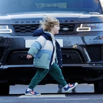 Mit den Autos wächst die tödliche Gefahr für Kinder Kind läuft vor einem SUV über den Fussgängerstreifen - Eine aktuelle Studie zeigt, dass Autos in den letzten Jahrzehnten länger, höher und breiter geworden sind. Geht diese Entwicklung weiter, könnte der Preis für dieses sogenannte Carspreading fatal sein