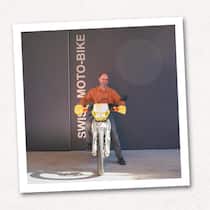 Swisscom verteuert Handy-Abos für Kleinbetriebe massiv Andreas Giger auf einem Motorrad - Kleinunternehmer erhalten bei der Swisscom ein neues Abomodell – und sollen dafür nun deutlich mehr zahlen. Auch für Dienste, die sie nicht wünschen