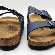 So umgehen Sie den Schweiz-Zuschlag – die Tipps 2S8Y4D3 Pair of navy blue Birkenstock Arizona sandals with cork soles isolated on white background.Bild-ID: 2S8Y4D3