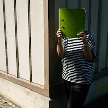 Sie musste acht Jahre lang für ihre Entschädigung kämpfen Anna Freuler (Name geändert) hält Dokumente vor dem Gesicht - Die Verfolgung der Jenischen ist ein Verbrechen gegen die Menschlichkeit. Trotzdem weigerte sich der Bund jahrelang, eine Frau als Opfer anzuerkennen