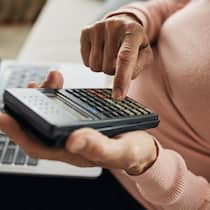 Witwenrente oder 13. AHV? Jetzt ist Rechnen angesagt Ältere Frau mit Taschenrechner - Für Verwitwete steht möglicherweise ein Wechsel der Rente an. Bis November 2026 prüfen die Ausgleichskassen rund 10'000 Einzelfälle, um den Versicherten die höchste Rente zu ermöglichen