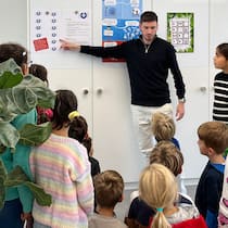 «Gegen die Abstumpfung der Gesellschaft im Handywahn» Die dritte Klasse von Lehrer Hannes Hunziker verleiht einen Prix Courage an Mitschülerinnen und Mitschüler; Prix Courage en miniature «Gegen die Abstumpfung der Gesellschaft im Handywahn» Eine Solothurner Primarschule veranstaltet ihren eigenen Prix Courage – Vorbild ist der gleichnamige Preis des Beobachters. Morgen wird er verliehen.