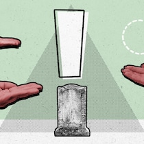 Sie wollen Ihr Erbe ausschlagen? So gehts Offene Hände vor einem Grabstein - Hinterbliebene kennen die Finanzlage einer verstorbenen Person oft nicht genau. Um am Ende nicht deren Schulden zu übernehmen, müssen die Erben aktiv werden. Wie man ein Erbe ausschlägt, um keine Schulden zu erben.