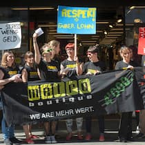 Beautysalon-Chefin zahlte Fr. 3.45 Stundenlohn Arbeitnehmerinnen protestieren 2013 vor einer Metro-Filiale; Die Inhaberin eines Beautysalons wurde verurteilt, weil sie Stundenlöhne von unter vier Franken bezahlte. Generell sind Arbeitnehmende beim Lohn schlecht geschützt.