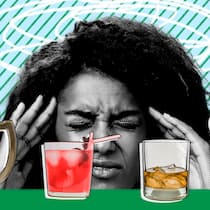 Festtage ohne Schwips – so gehts Eine Frau, die sich an den Kopf fasst, vor alkoholischen Getränken und blauem Hintergrund. Tipps, wie man weniger Alkohol konsumiert.