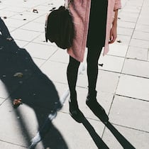 Sexuell belästigt – so wehren Sie sich Mann steht hinter Frau