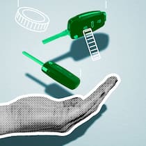 Die besten Spartricks für Mietautos Eine ausgestreckte Hand fängt zwei Autoschlüssel auf. In den Ferien kann bei der Automiete viel schiefgehen. Tipps und Tricks, wie Sie das vermeiden können.