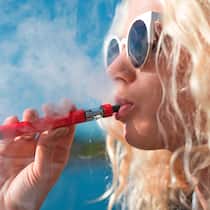 Stoff in E-Zigaretten ist krebserregend Frau zieht an E-Zigarette