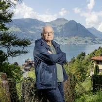 Wenn der Wald Luxuswohnungen weichen muss Andy Tschümperlin vor einem Bauprofil in Gersau. Dort sollen Luxusobjekte entstehen, deren Standort zu nahe an den Wald geplant wurde. Laut Gesetz mï¿ï¾¼sste aber ein Mindestabstand eingehalten werden, der in diesem Fall ï¿ï¾¼berschritten wurde. Der Kanton hat aber bisherige Beschwerden falle