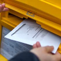 Der Staat will das Porto nicht bezahlen Mensch wirft Abstimmungscouvert in Briefkasten