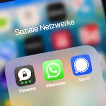 Kann ich Whatsapp unbesorgt nutzen? Auf einem Smartphone sind die Messenger-Apps von Whatsapp, Threema und Signal abgelegt.
