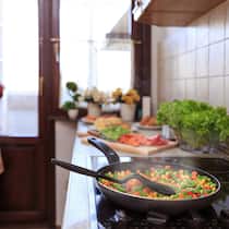 Denken Sie zu viel über gesunde Ernährung nach? Nachdenkliche Frau in Küche