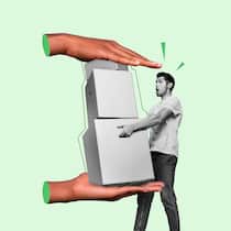 Schaden beim Umzug – wer zahlt? Ein Mann mit erstauntem Gesichtsausdruck trägt Umzugskartons, die von übergrossen Händen gehalten werden. Wer für Schäden beim Umzug haftbar ist.