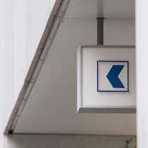50’000 Franken auf Kryptos gesetzt – Bank stoppt 93-Jährige nicht Filiale der Zürcher Kantonalbank an der Zürcher Bahnhofstrasse; Sohn will Mutter ausnehmen 93-Jährige setzt 50’000 Franken auf Krypto – Bank stoppt sie nicht Die ZKB überweist viel Geld an einen Kryptohändler – im Auftrag des Sohnes einer betagten Kundin. Jetzt wehrt sich die Mutter.