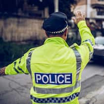 Busse aus dem Ausland gekriegt? So reagieren Sie richtig Ein Verkehrspolizist im Ausland - Wer nach einem Autotrip im Ausland eine Busse erhält und sie nicht zahlt, riskiert einiges. Der Beobachter sagt, wie Sie auf den Strafzettel reagieren