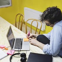 Weg mit überflüssigen Apps und Abos – so sparen Sie Hunderte Franken Mann vor Laptop macht sich Notizen - Während des Sommers bleiben viele Dienste und Abos ungenutzt. Vor dem Herbst ist darum der richtige Zeitpunkt, um konsequent auszumisten. Eine Anleitung in vier Schritten